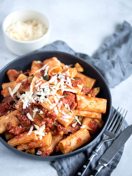 Pasta mit Tomaten-Sugo und Fenchel-Salami