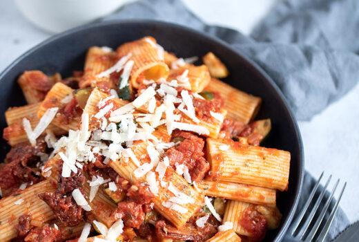 Pasta mit Tomaten-Sugo und Fenchel-Salami