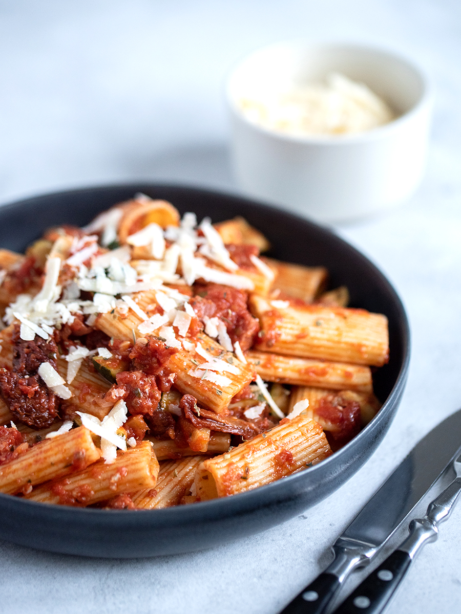 Pasta mit Tomaten-Sugo und Fenchel-Salami