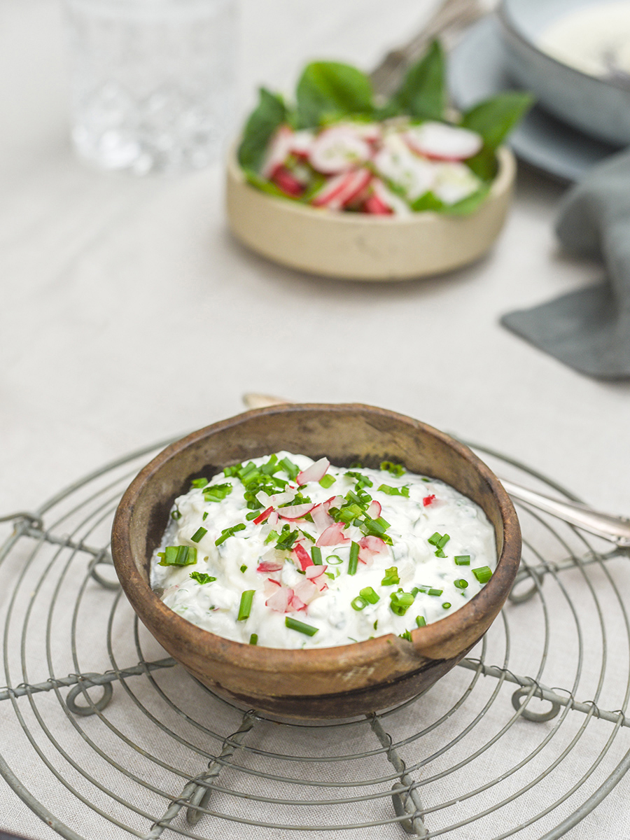 Frühlingsdip mit frischen Kräutern und Radieschen zu Ostern