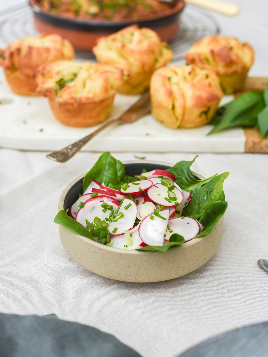 Radieschensalat mit Schnittlauch und Frühlingszwiebeln