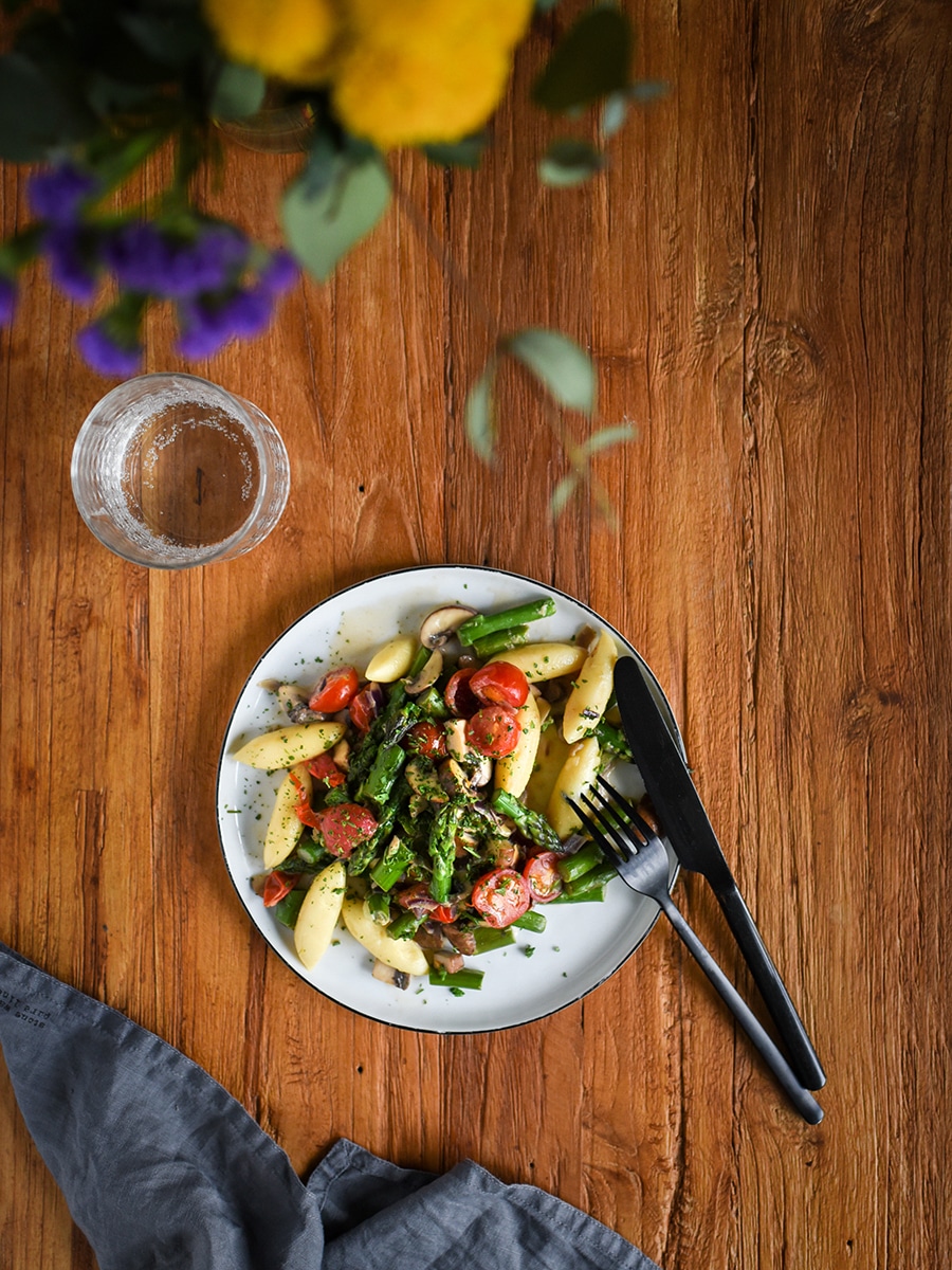 Spargelpfanne mit Tomaten, Pilzen und Schupfnudeln