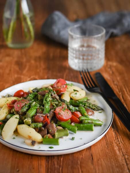 Spargelpfanne mit Tomaten, Pilzen und Schupfnudeln