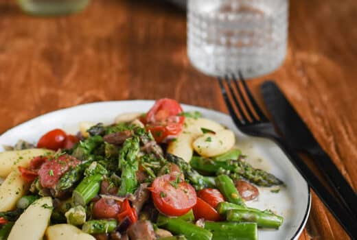 Spargelpfanne mit Tomaten, Pilzen und Schupfnudeln