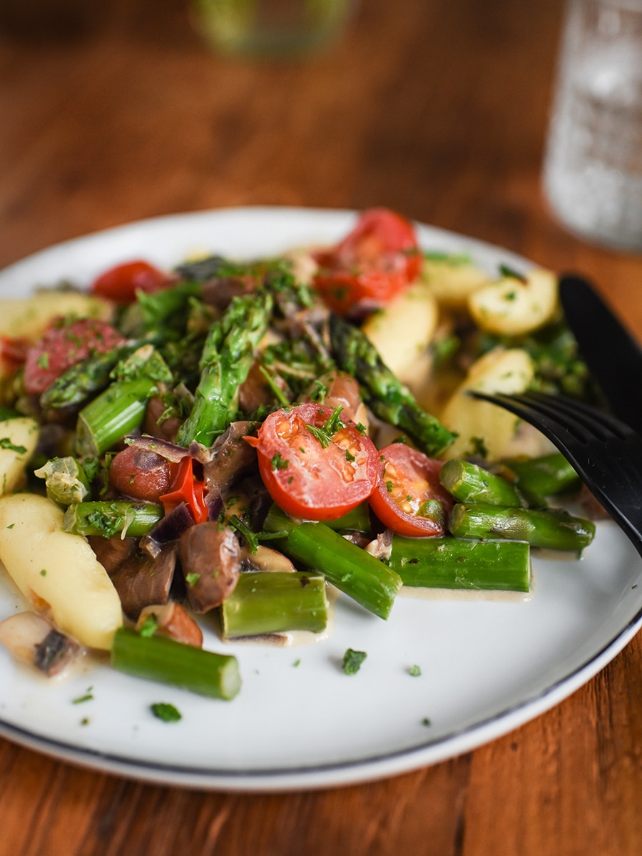 Spargelpfanne mit Tomaten, Pilzen und Schupfnudeln