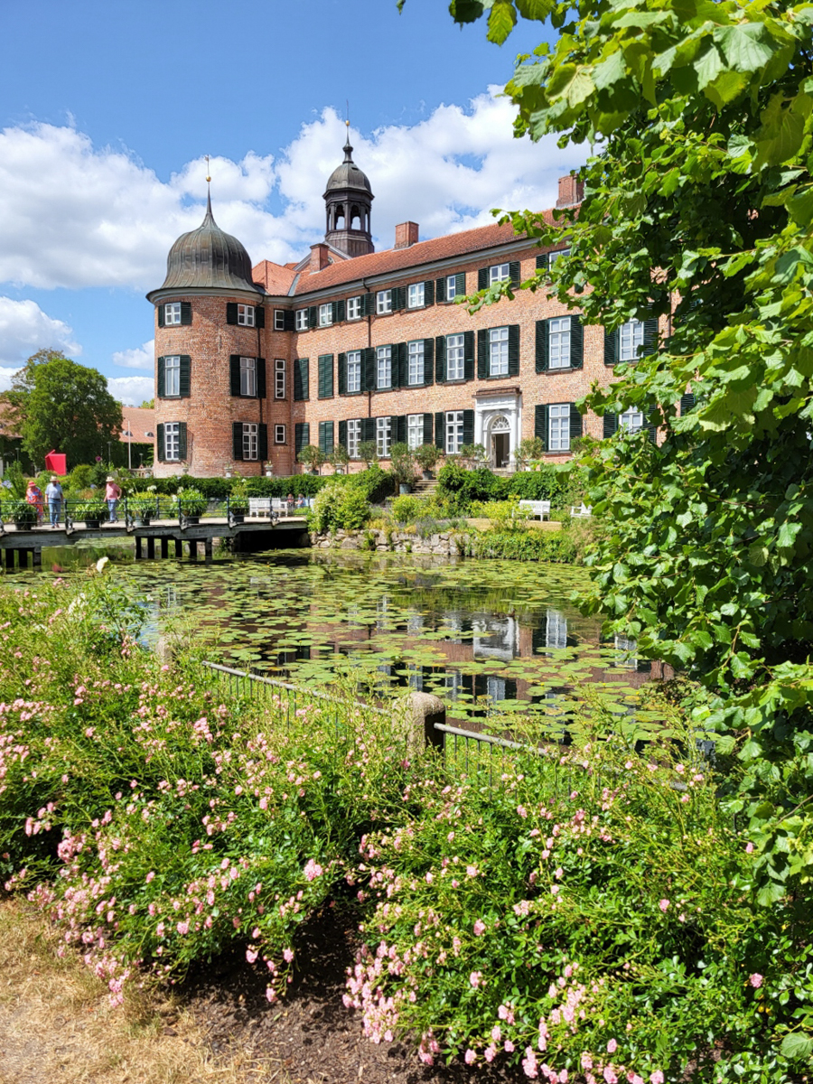 Eutiner Schloss, Blick aus dem Schlossgarten  auf die Rückseite 