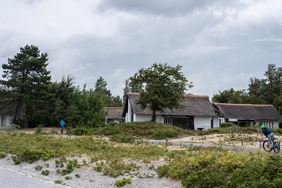 Genieße den Sandstrand von Makkum am Ufer des IJsselmeers in den Niederlanden, perfekt für entspannte Tage am Wasser