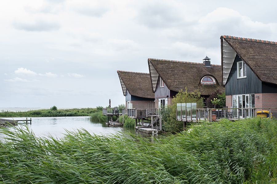 Idyllische Ferienhäuser am Wasser im Beach Resort Makkum am IJsselmeer in den Niederlanden