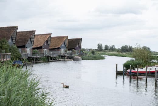 Luxuriöse Ferienhäuser am Wasser im Beach Resort Makkum, ideal für entspannte Familienurlaube.