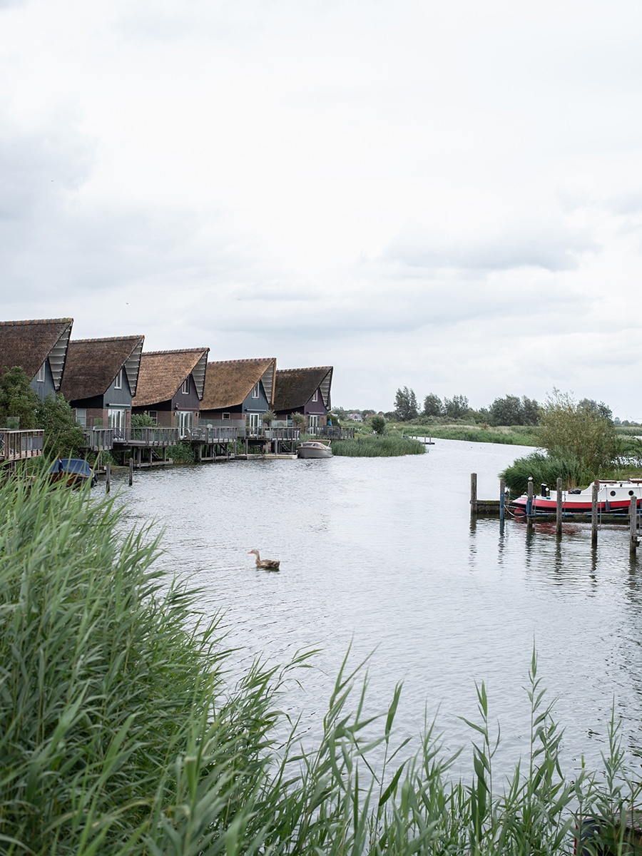 Luxuriöse Ferienhäuser am Wasser im Beach Resort Makkum, ideal für entspannte Familienurlaube.