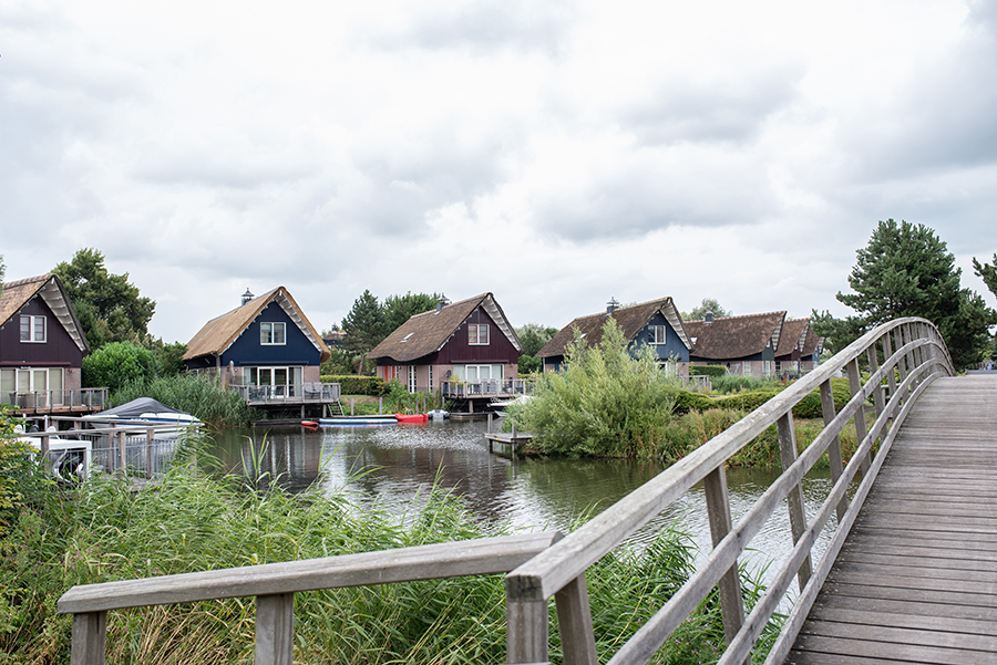 Luxuriöse Ferienhäuser am Wasser im Beach Resort Makkum, ideal für entspannte Familienurlaube