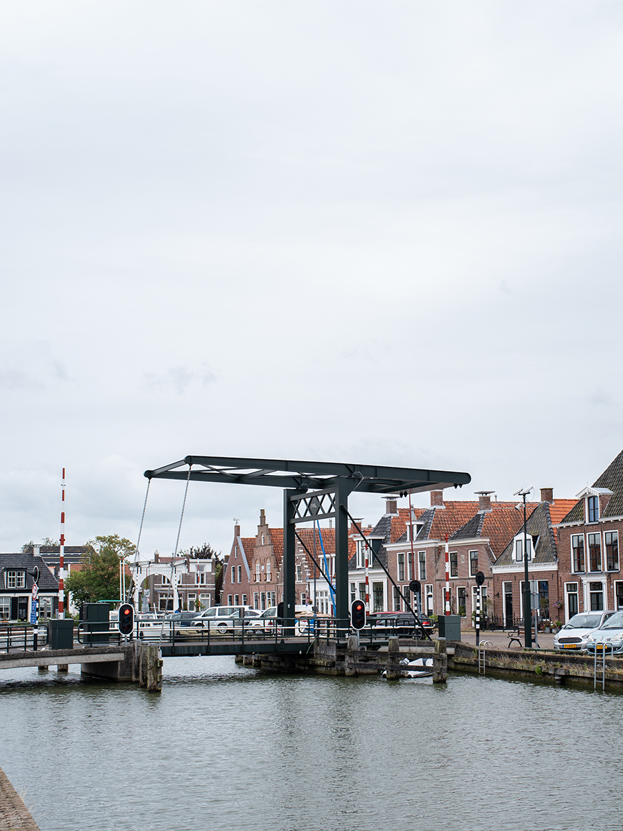 Historische Altstadt von Makkum am Ufer des IJsselmeers in den Niederlanden, mit malerischen Straßen und historischen Gebäuden