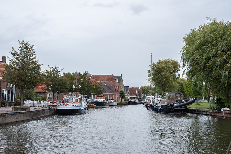 Entdecke die historische Altstadt von Makkum am Ufer des IJsselmeers in den Niederlanden, mit malerischen Straßen und historischen Gebäuden
