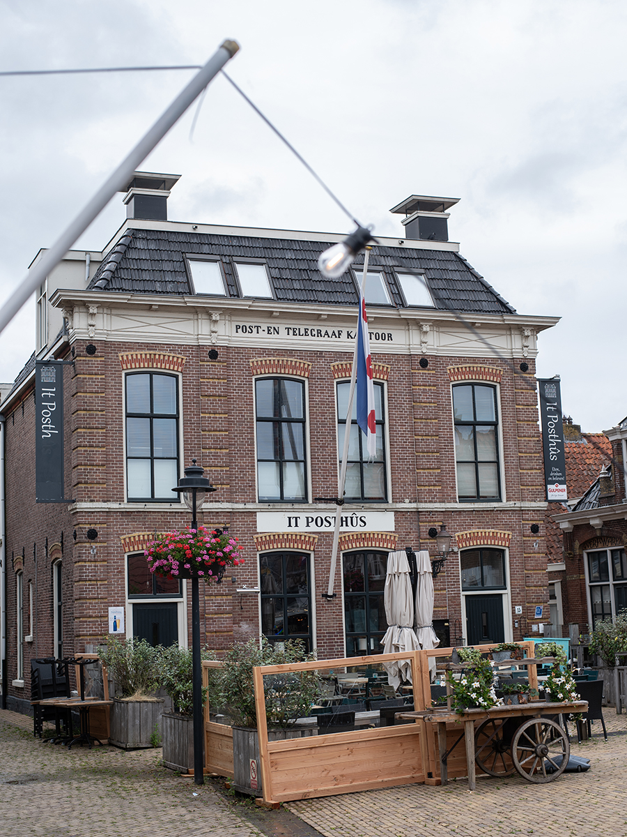Entdecke die historische Altstadt von Makkum am Ufer des IJsselmeers in den Niederlanden, mit malerischen Straßen und historischen Gebäuden
