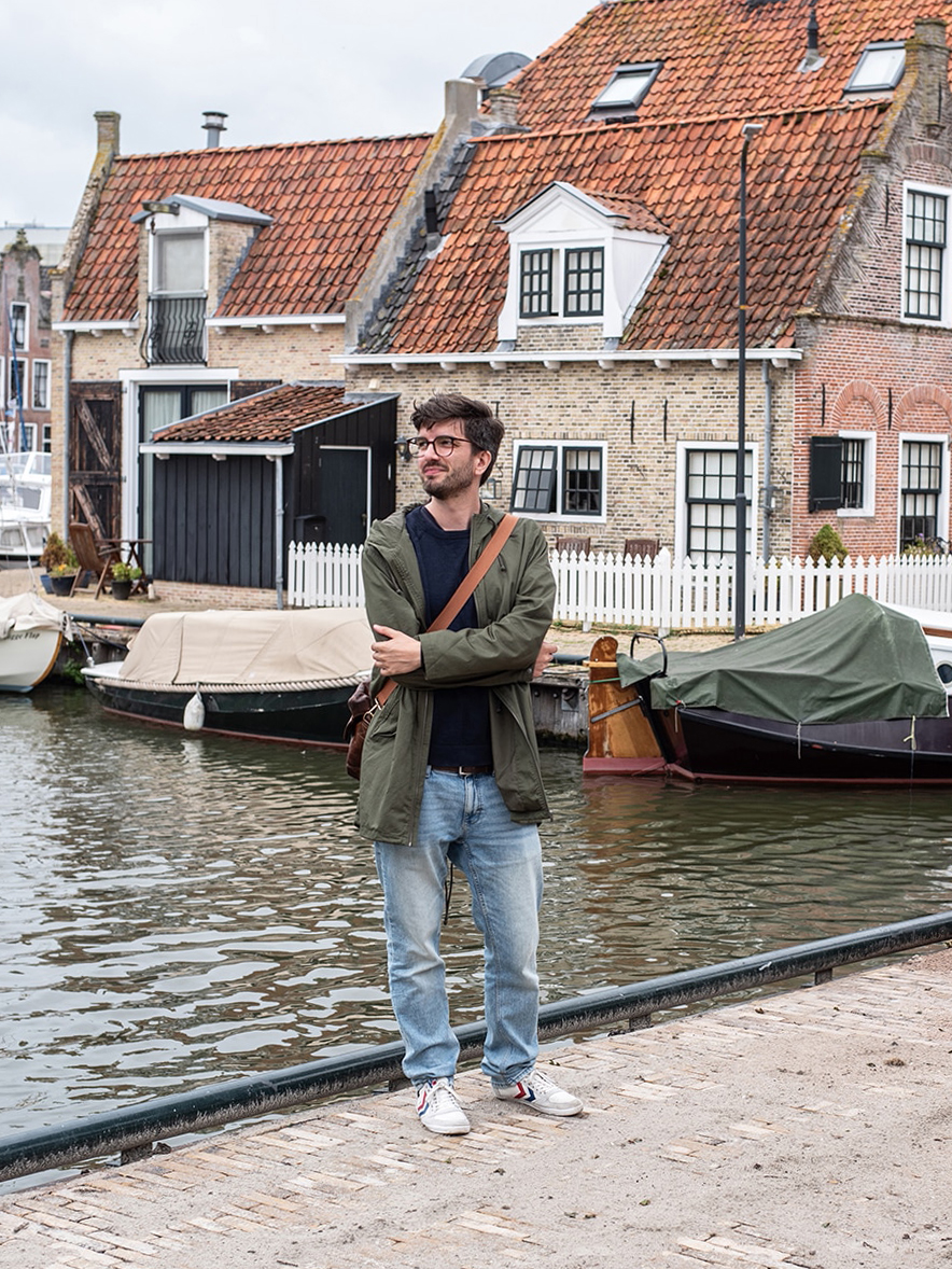 Erkunde die bezaubernde Altstadt von Makkum, die sich am Ufer des IJsselmeers in den Niederlanden befindet. Die malerischen Straßen und gut erhaltenen historischen Gebäude laden zu einem entspannten Spaziergang ein