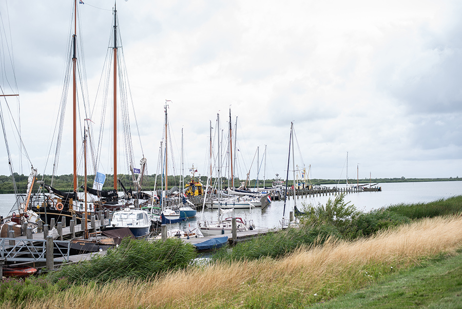 Segelboote ruhen im malerischen Hafen von Makkum am IJsselmeer in den Niederlanden