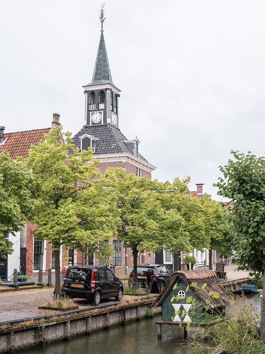 Historische Altstadt von Makkum mit malerischen Straßen und historischen Gebäuden