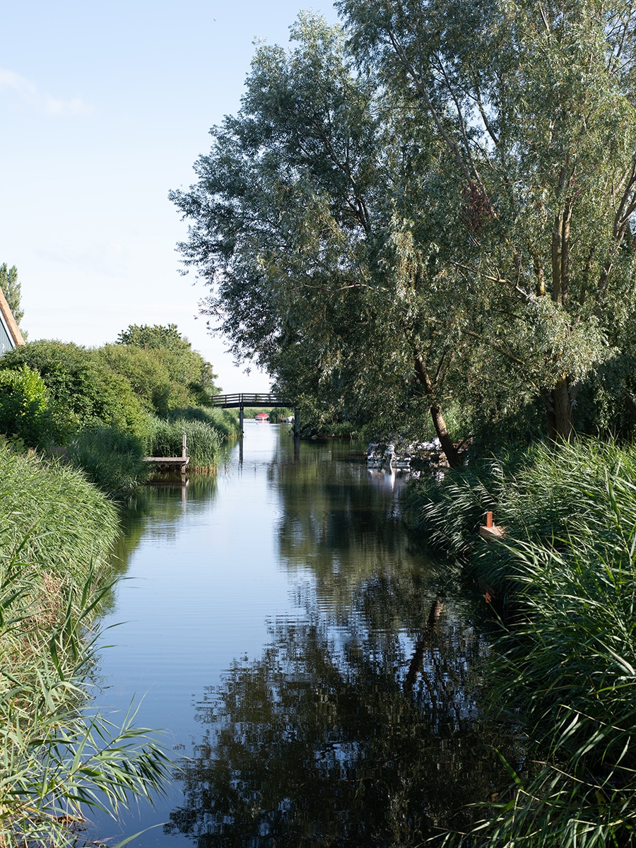 Luxuriöse Ferienhäuser am Wasser im Beach Resort Makkum, ideal für entspannte Familienurlaube