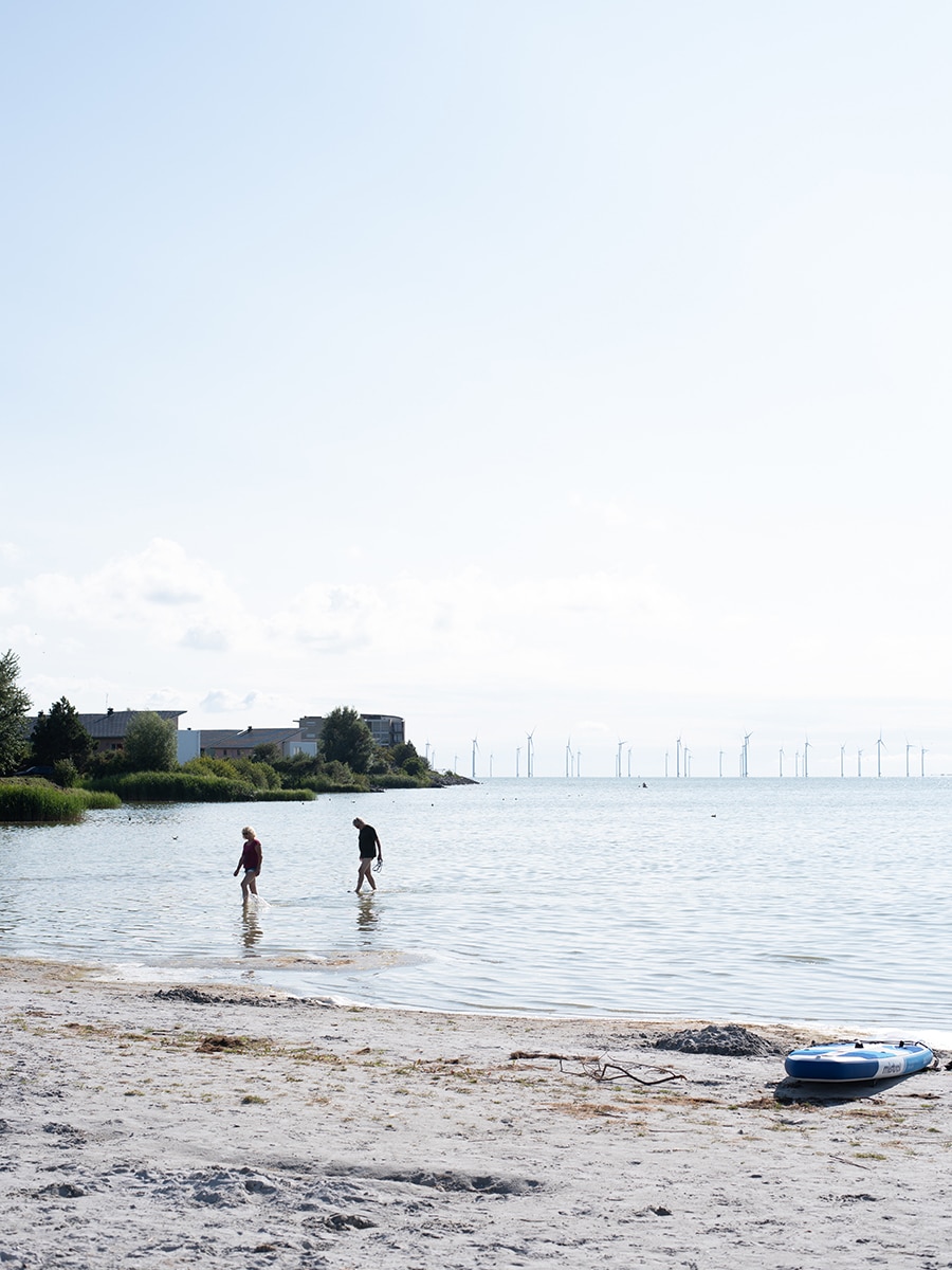 Genieße den Sandstrand von Makkum am Ufer des IJsselmeers in den Niederlanden, perfekt für entspannte Tage am Wasser