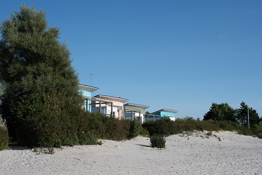 Genieße den Sandstrand von Makkum am Ufer des IJsselmeers in den Niederlanden, perfekt für entspannte Tage am Wasser