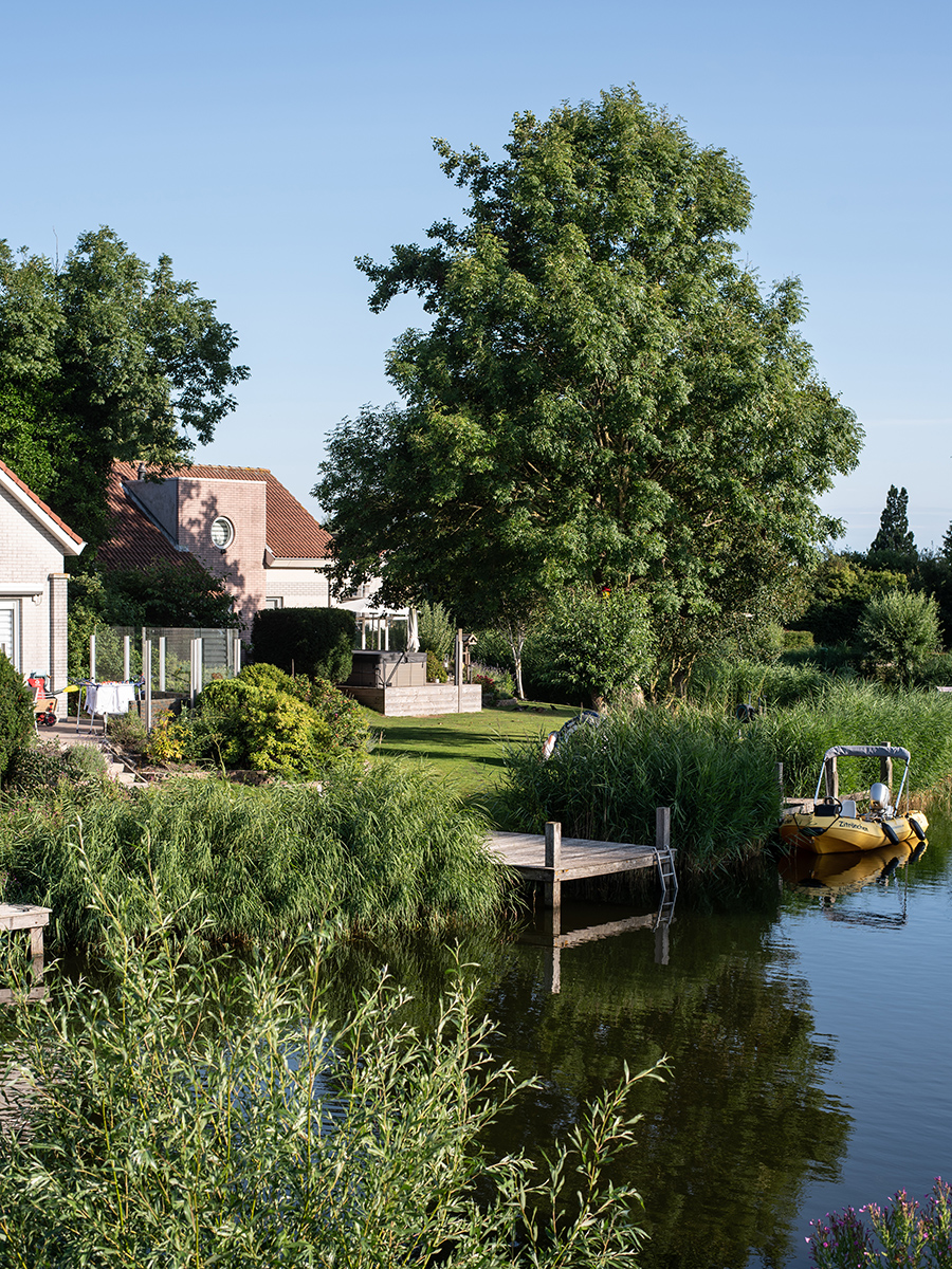 Ein idyllischer Wasserweg schlängelt sich durch das Beach Resort Makkum am IJsselmeer in den Niederlanden