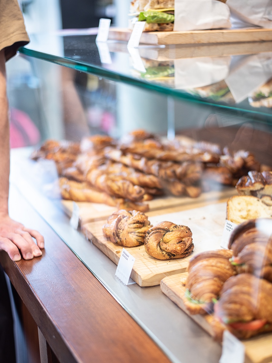 Die Auslage mit einer Vielzahl von veganen Backwaren im Saint-Jean Deli