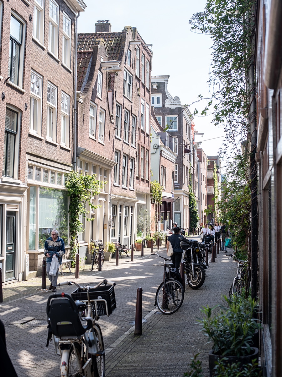 Einblick in die charmante Straße des Jordaan-Viertels in Amsterdam