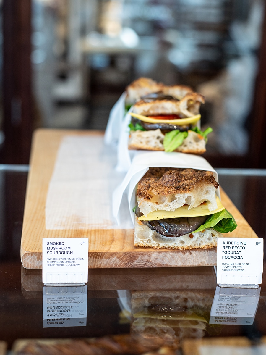 risch zubereitete Focaccia, großzügig belegt mit gegrillter Aubergine, im Saint-Jean Deli in Amsterdams Jordaan-Viertel