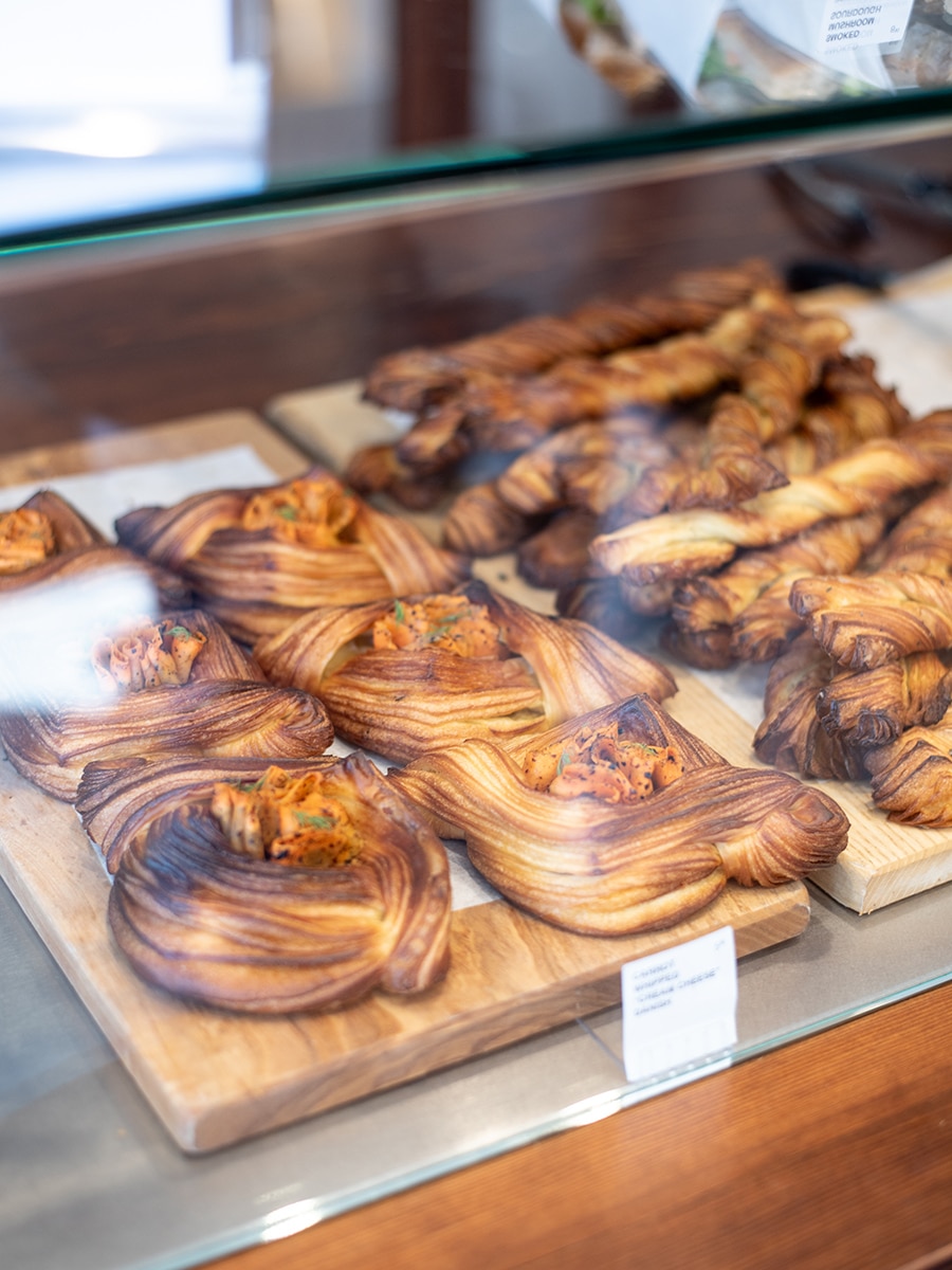 Die Theke im Saint-Jean Deli in Amsterdam's Jordaan-Viertel, mit zwei köstlichen Leckereien, eine davon mit Karottenstückchen obendrauf