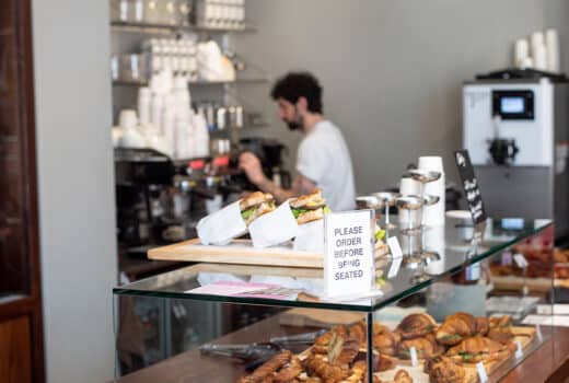 Die Theke mit einer Vielzahl von veganen Speisen im Saint-Jean Deli im Jordaan, Amsterdam