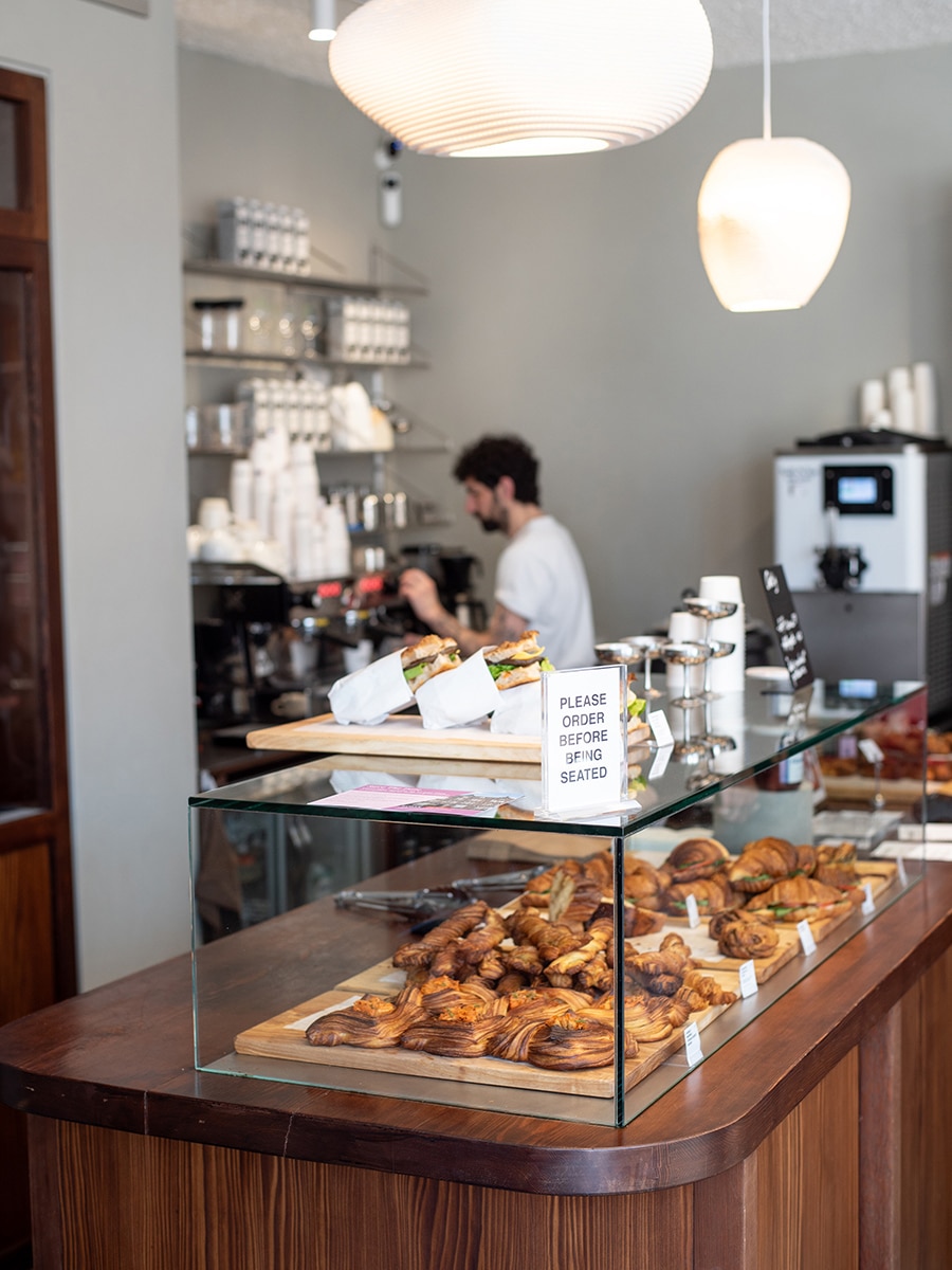 Die Theke mit einer Vielzahl von veganen Speisen im Saint-Jean Deli im Jordaan, Amsterdam