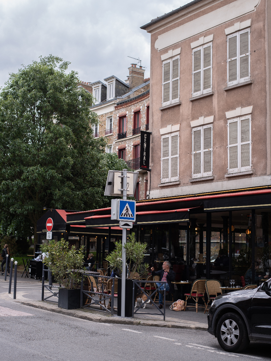 Hauptstraße von Meudon mit typischer französischer Architektur, Geschäften und urbanem Flair – lebendiges Stadtbild am Rande von ParisHauptstraße von Meudon mit typischer französischer Architektur, Geschäften und urbanem Flair – lebendiges Stadtbild am Rande von Paris