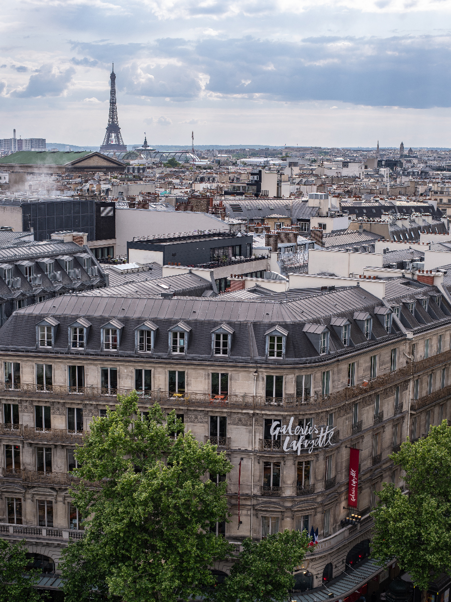 Aussicht vom Dach des Kaufhauses Galeries Lafayette in Paris mit Blick auf den Eiffelturm bei Tageslicht – perfekte Fotolocation mit ikonischem Paris-Panorama.