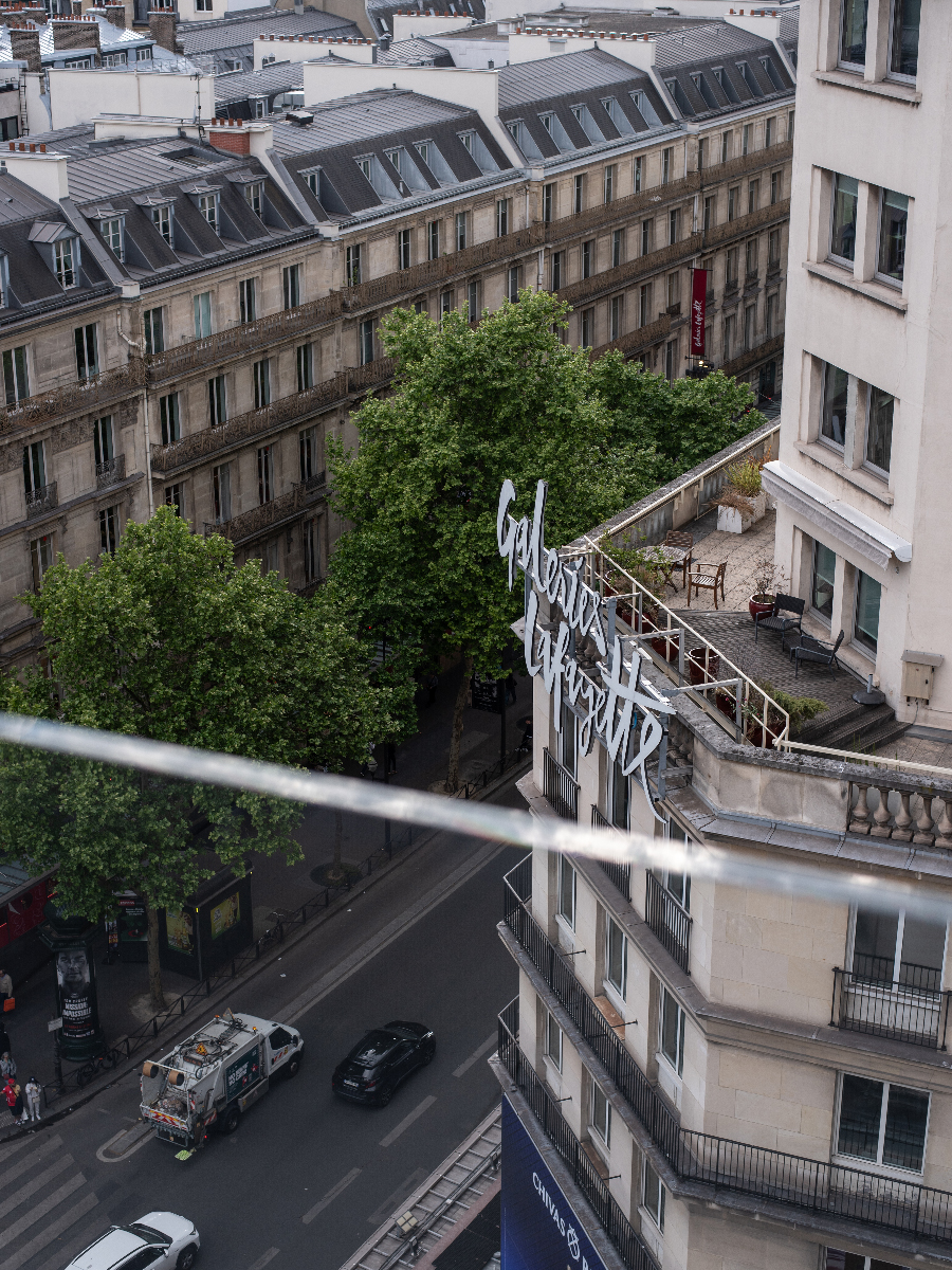 Aussicht vom Dach des Kaufhauses Galeries Lafayette in Paris mit Blick auf den Eiffelturm bei Tageslicht – perfekte Fotolocation mit ikonischem Paris-Panorama.