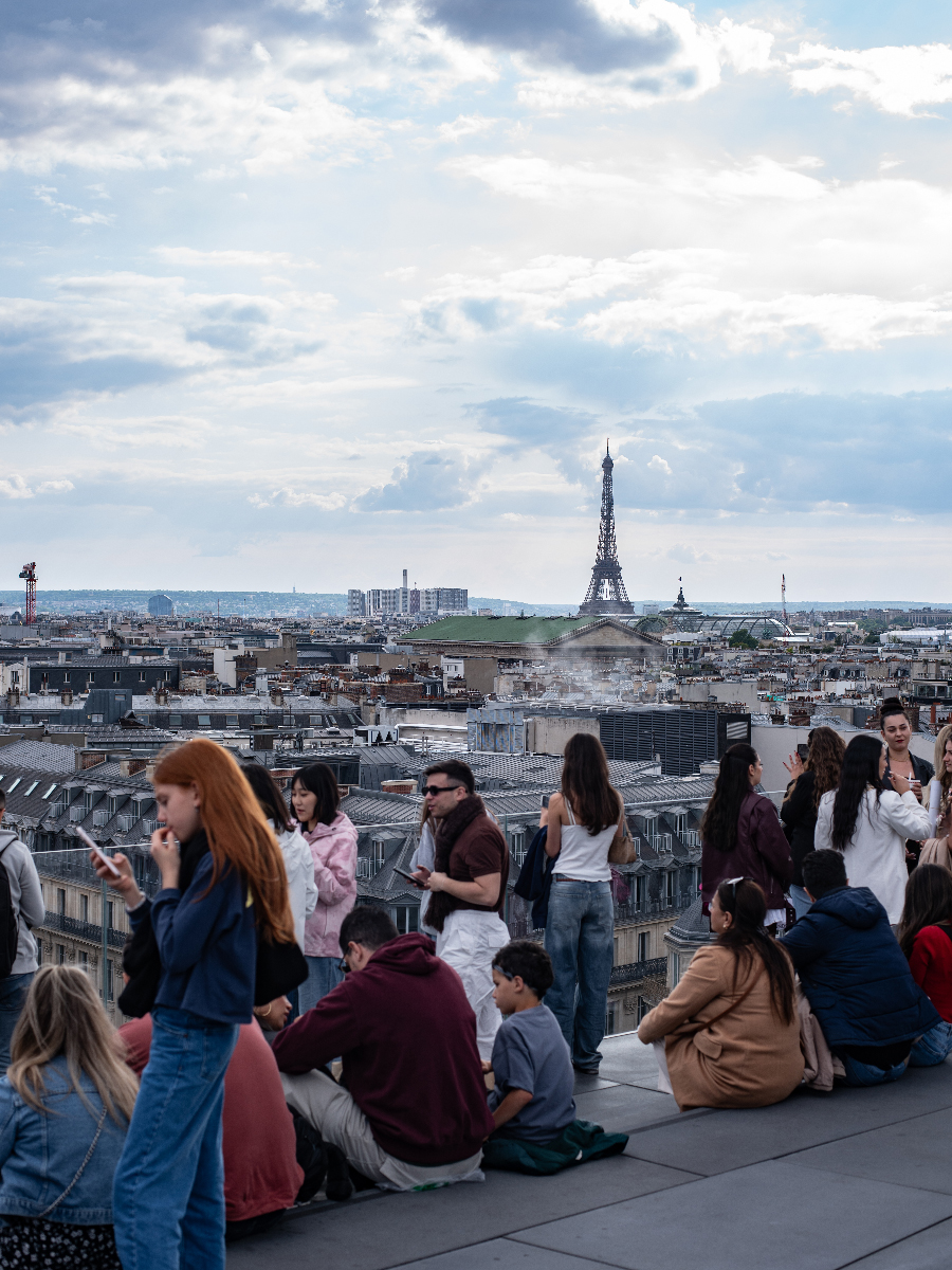 Aussicht vom Dach des Kaufhauses Galeries Lafayette in Paris mit Blick auf den Eiffelturm bei Tageslicht – perfekte Fotolocation mit ikonischem Paris-Panorama.