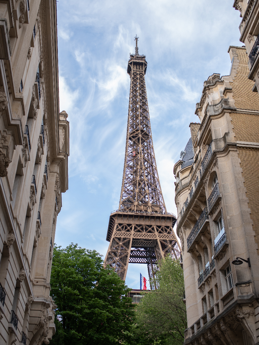 Eiffelturm von der Rue de Buenos-Aires im 7. Arrondissement – ruhiger Fotospot mit freiem Blick auf das Pariser Wahrzeichen ohne Touristenmassen