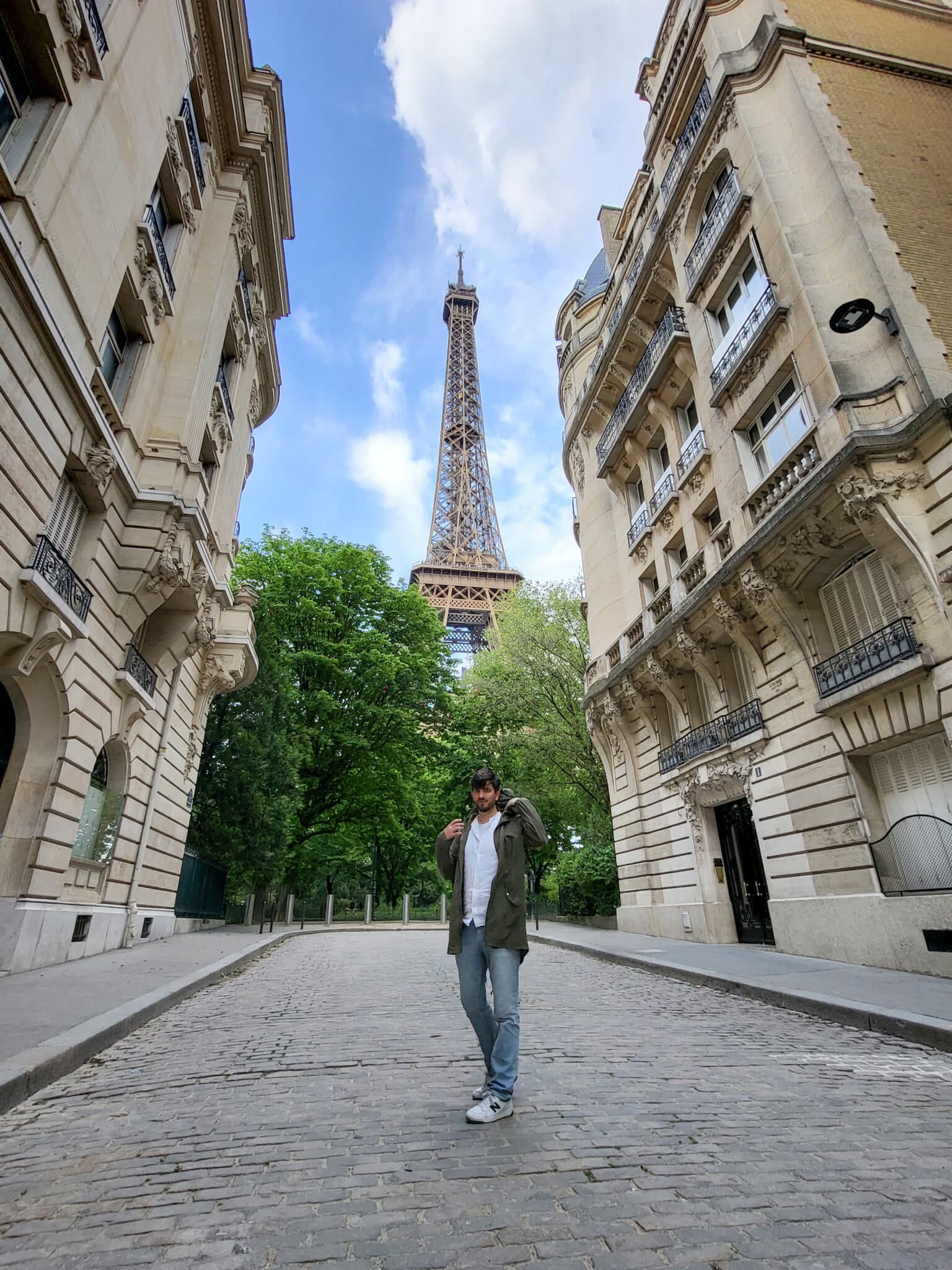 Eiffelturm von der Rue de Buenos-Aires im 7. Arrondissement – ruhiger Fotospot mit freiem Blick auf das Pariser Wahrzeichen ohne Touristenmassen