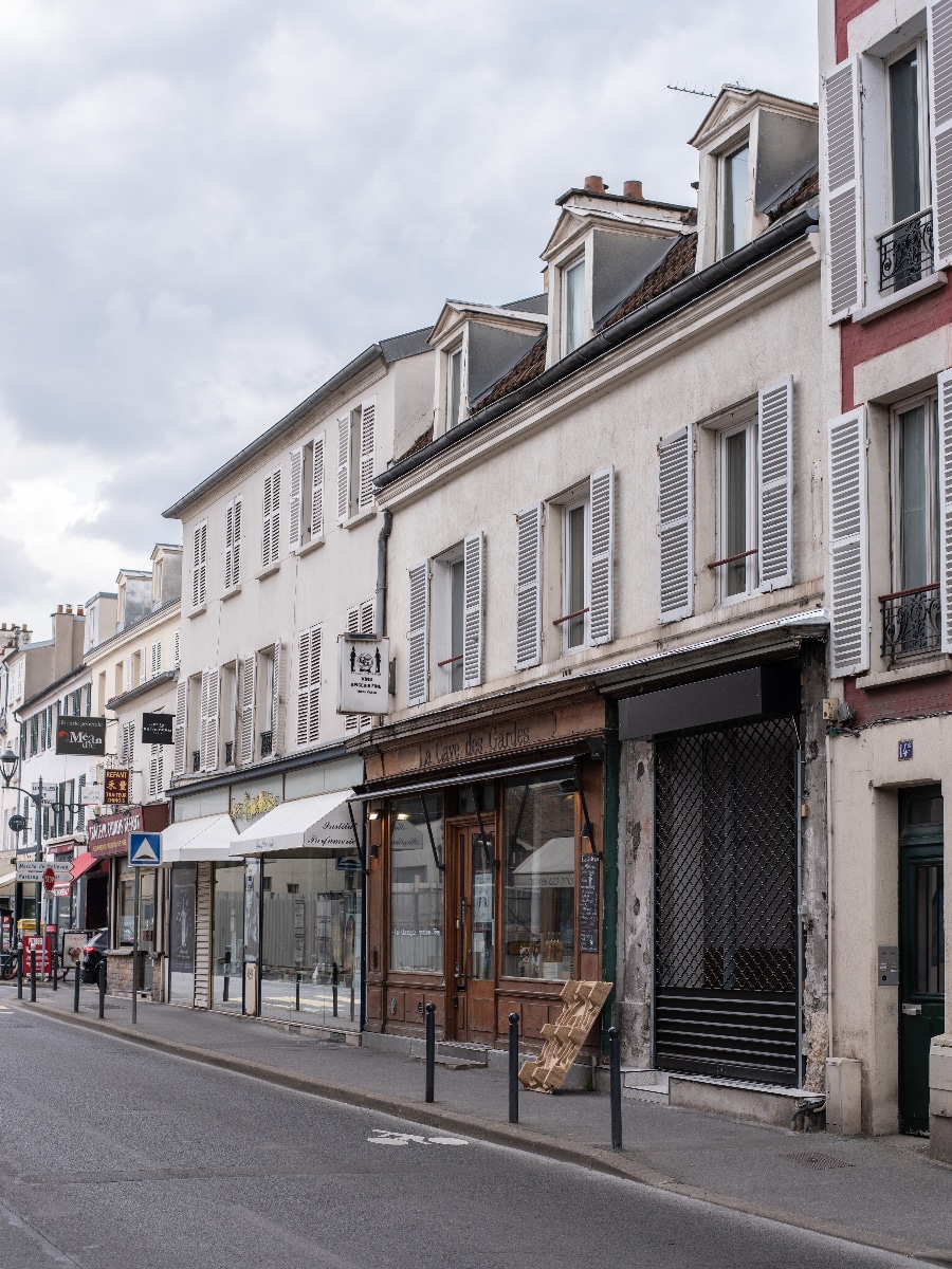 Hauptstraße von Meudon mit typischer französischer Architektur, Geschäften und urbanem Flair – lebendiges Stadtbild am Rande von Paris