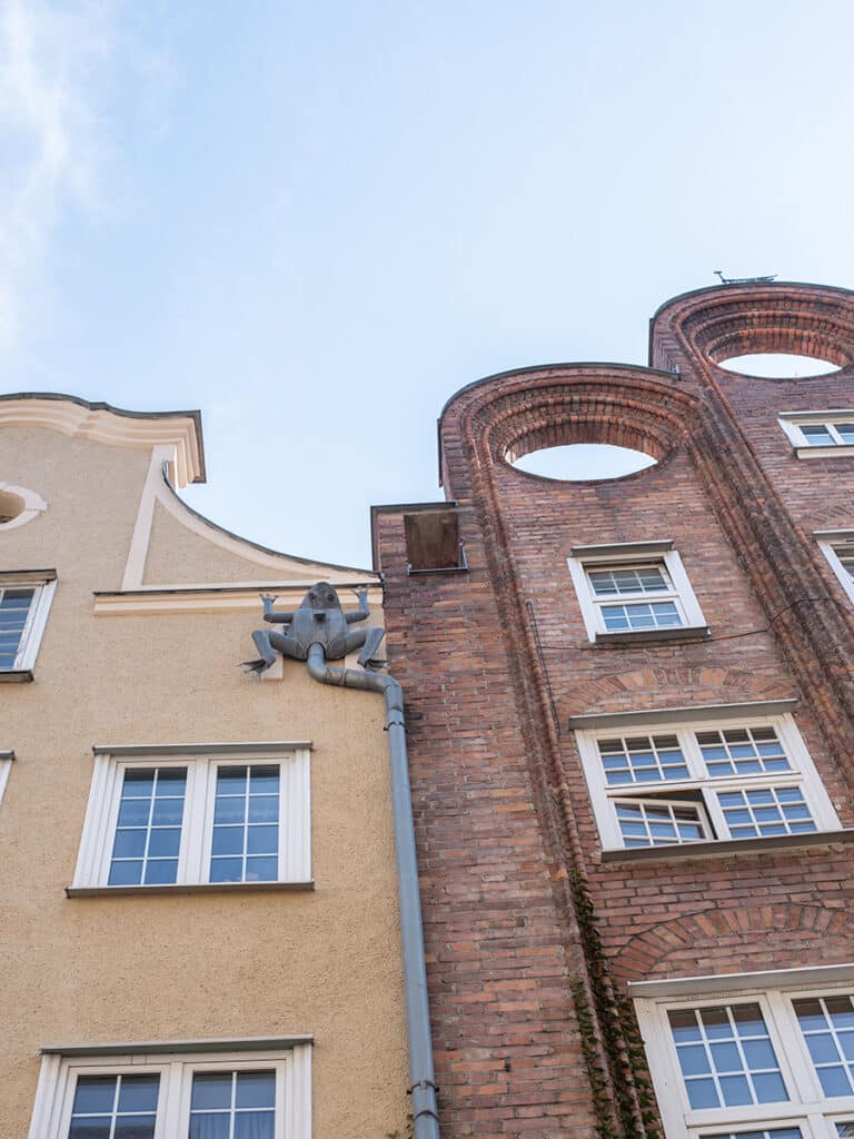 Gasse mit Altstadthäusern von Danzig in Polen
