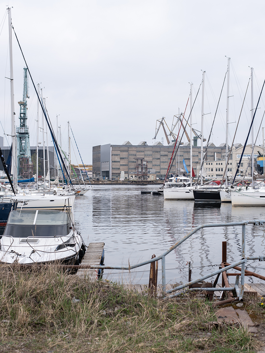 Segelboote im Hafen von Danzig mit Blick auf Kräne und Speichergebäude