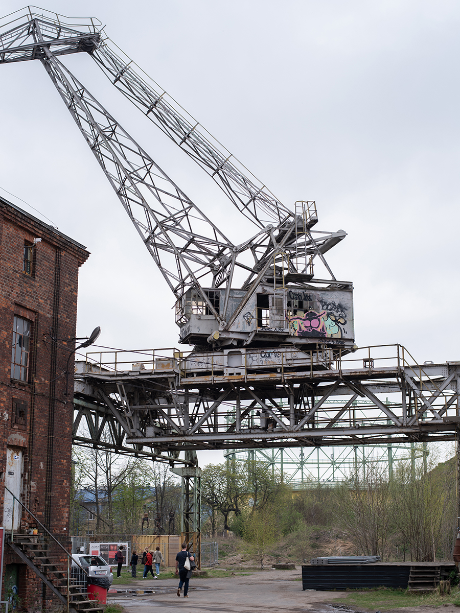 Alter Industriekran mit Graffiti im Hafengebiet von Danzig
