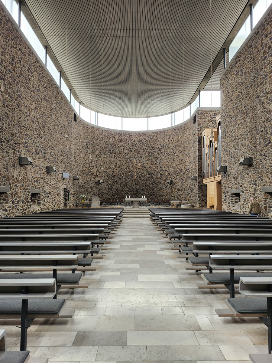 Innenraum der katholischen Kirche St. Martin in Idstein mit schlichter Architektur