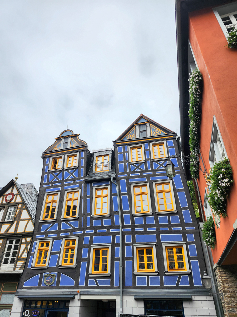 Schiefes Haus in Idstein Altstadt – bekanntes Fachwerkhaus am König-Adolf-Platz