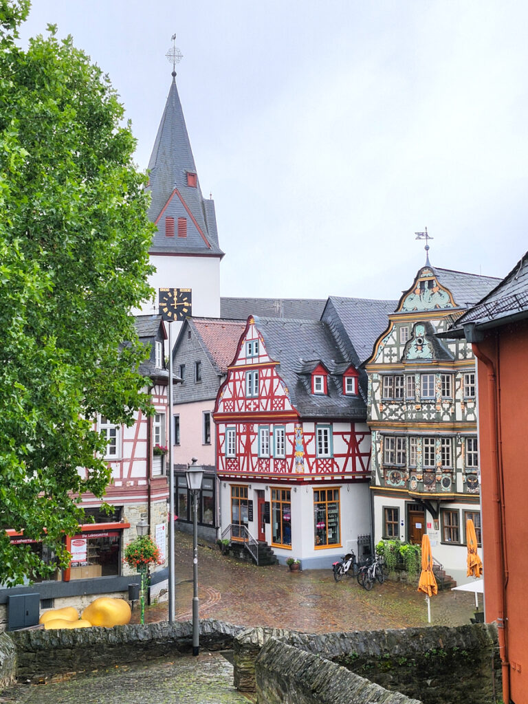 Altstadt von Idstein mit Fachwerkhäusern und Kirchturm