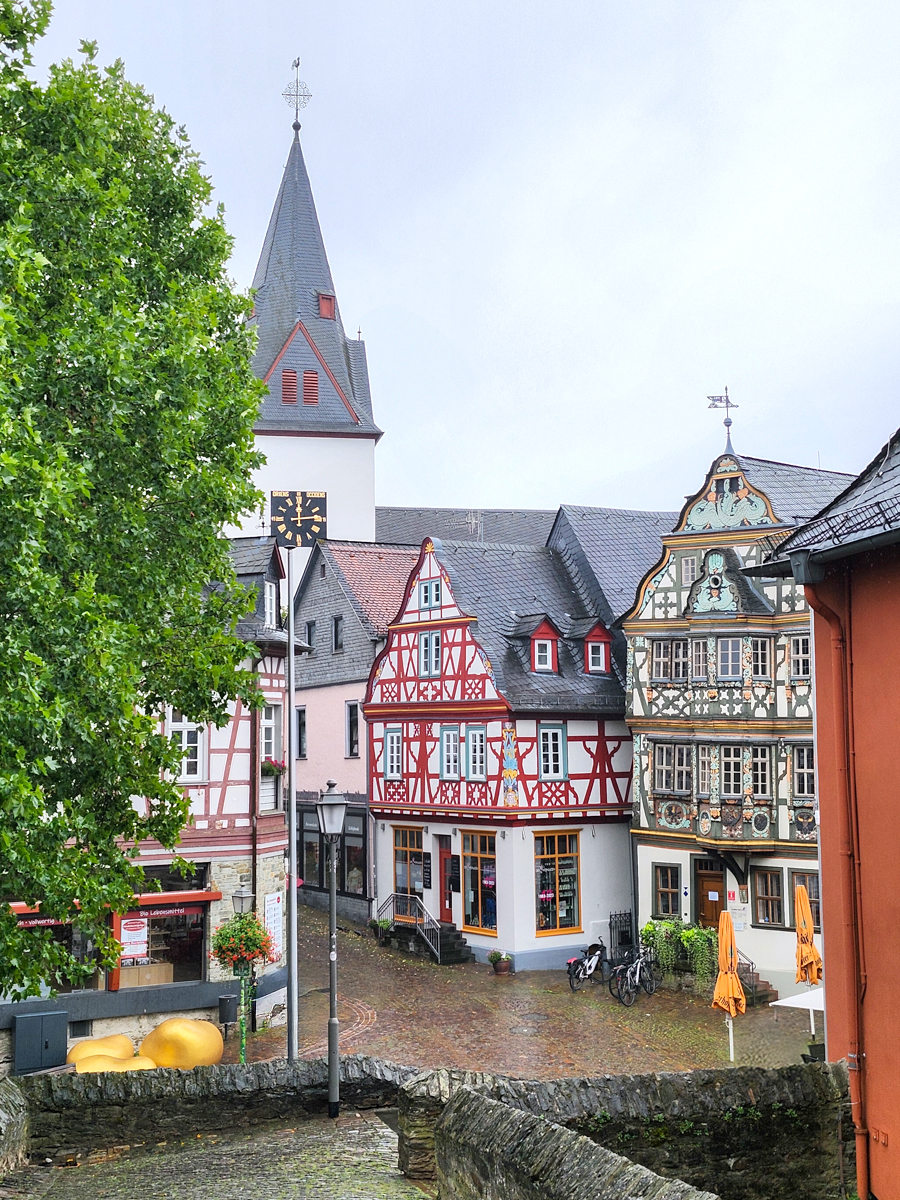 Altstadt von Idstein mit Fachwerkhäusern und Kirchturm
