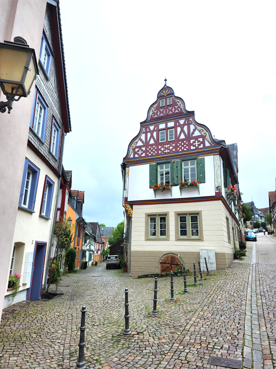 Ideal für eine Pause: Historische Altstadt von Idstein mit Fachwerkhäusern