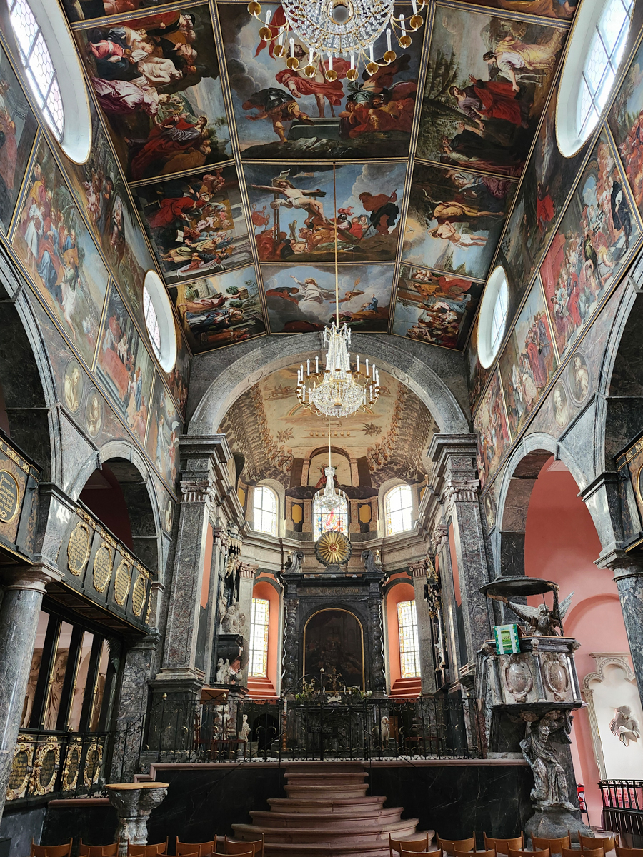 Innenraum der Unionskirche in Idstein mit barocken Gemälden und Altar