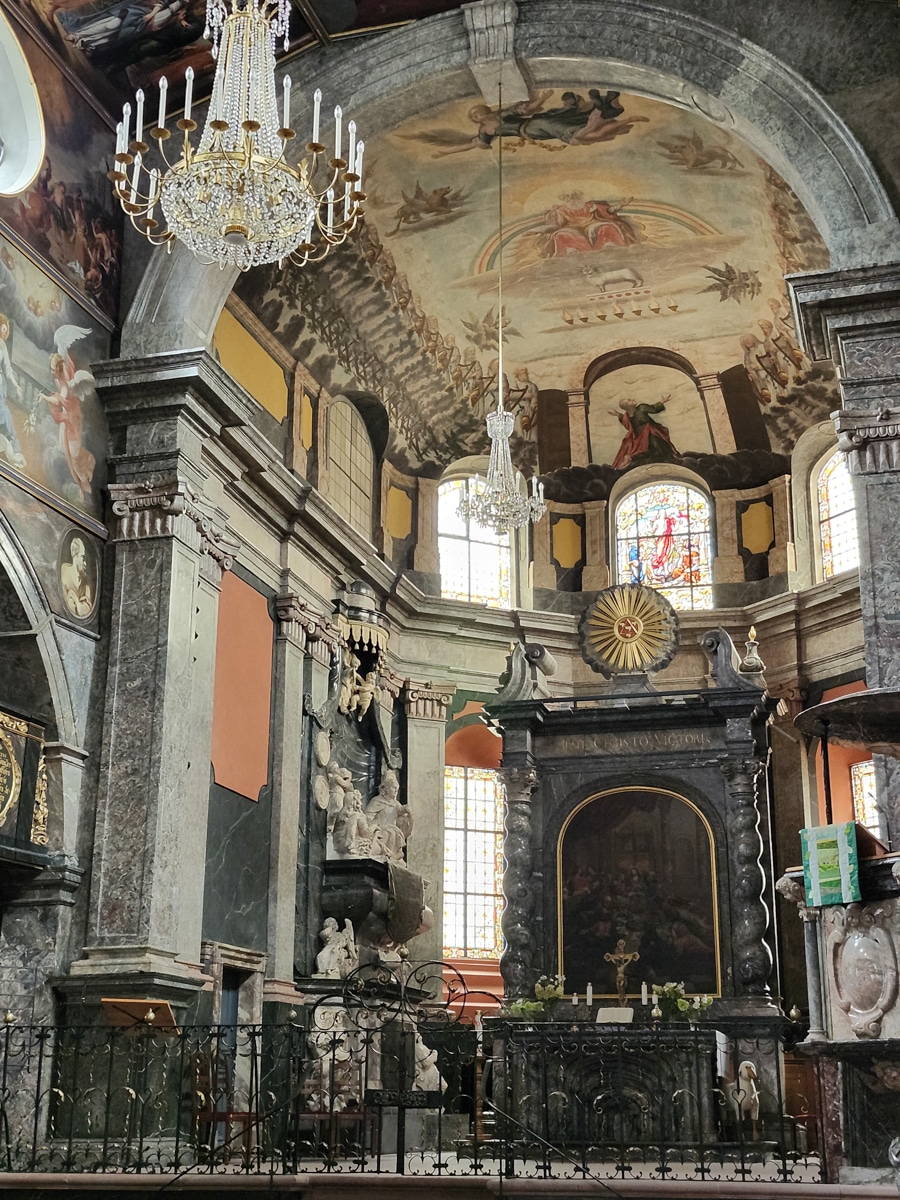 Die Unionskirche in Idstein überrascht mit 38 barocken Ölgemälden und reich verziertem Innenraum