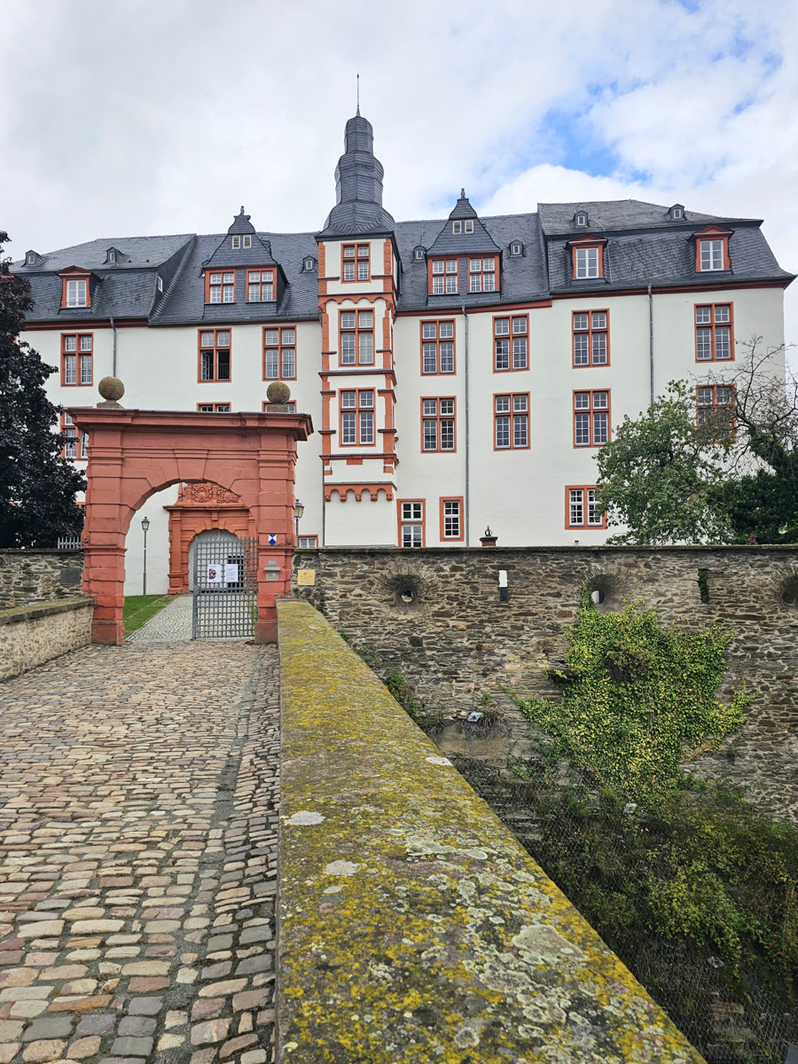 Residenzschloss Idstein mit Schlossbrücke – historische Anlage