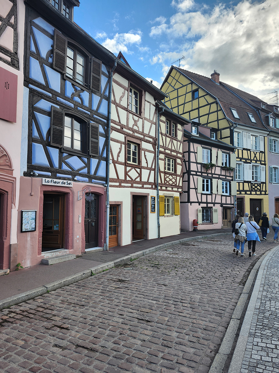 Bunte Fachwerkhäuser in Colmar im Abendlicht